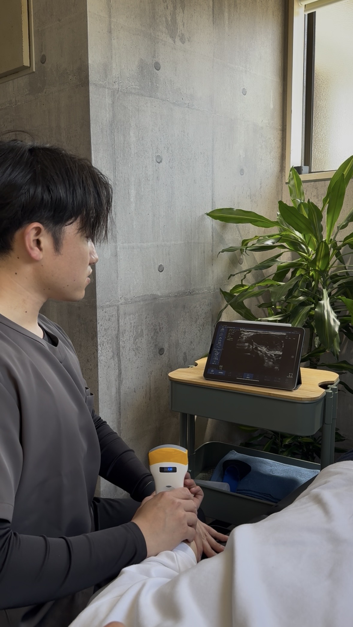 院内で身体の状態を丁寧に確認する様子