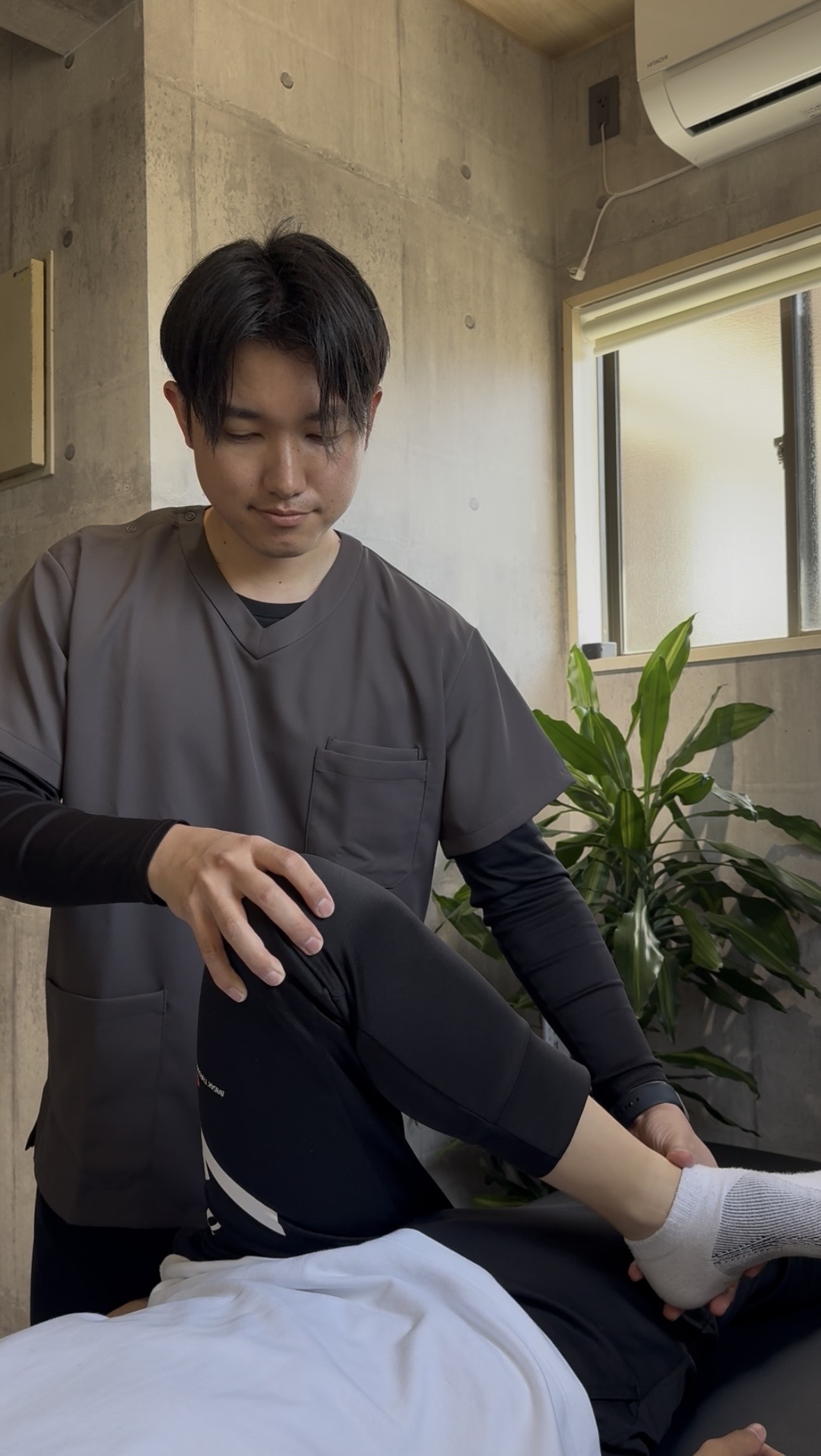 ベッドで膝や股関節の動きを確認しながら行う徒手療法