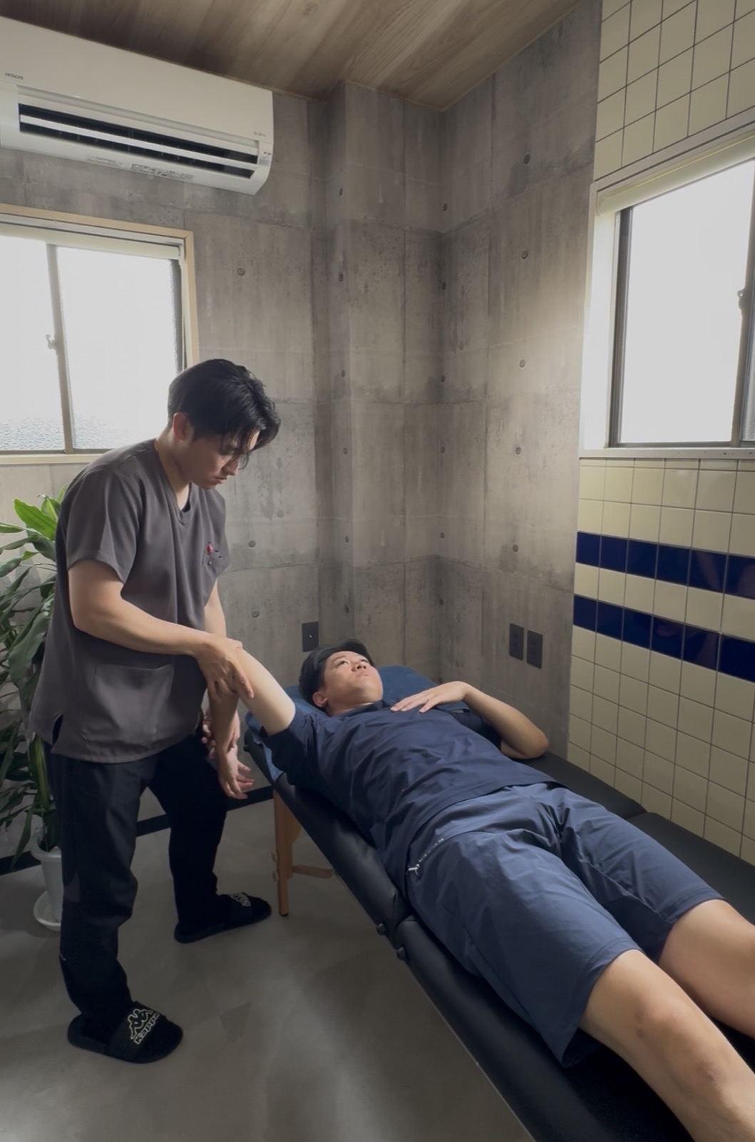 肩の状態を確認する治療院ME RIGHTの理学療法士